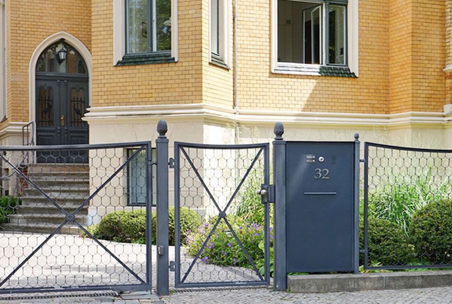 1-Fach Briefkastenanlage in RAL-Farbe passend zum Zaun auswählen