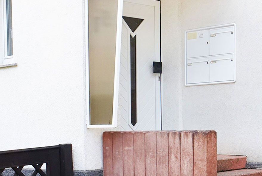 4-Fach Briefkastenanlage mit Blindkasten flächenbündig im Mauerwerk vom Mietshaus verbaut