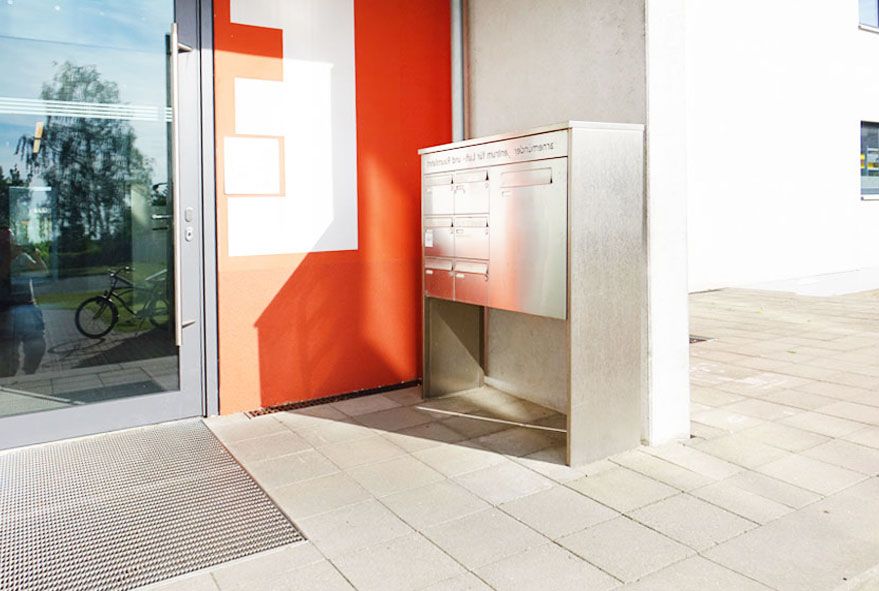 Ämter und Behörden lassen sich für repräsentative Zwecke Briefkastenanlagen mit zusätzlicher Beschriftung anfertigen