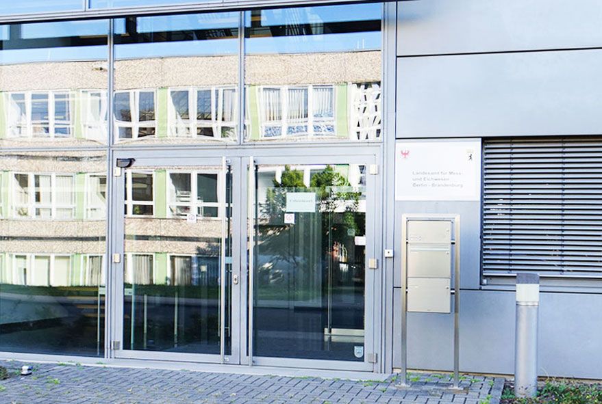 Alle Komponenten in Edelstahl kaufen und die moderne Briefkastenanlage mit der Standleuchte kombinieren