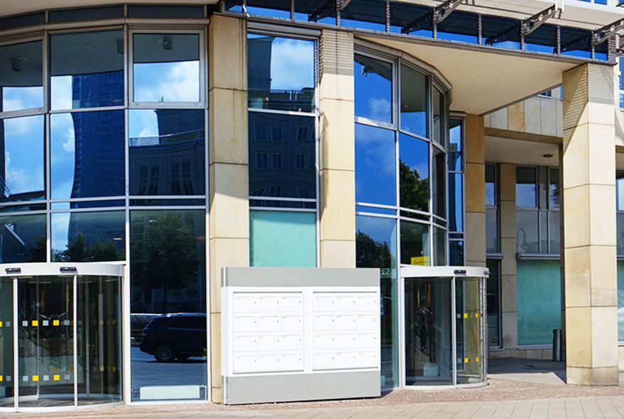 Als repräsentative Firmenbriefkästen werden oft auch zentrale Großbriefkastenanlagen verwendet