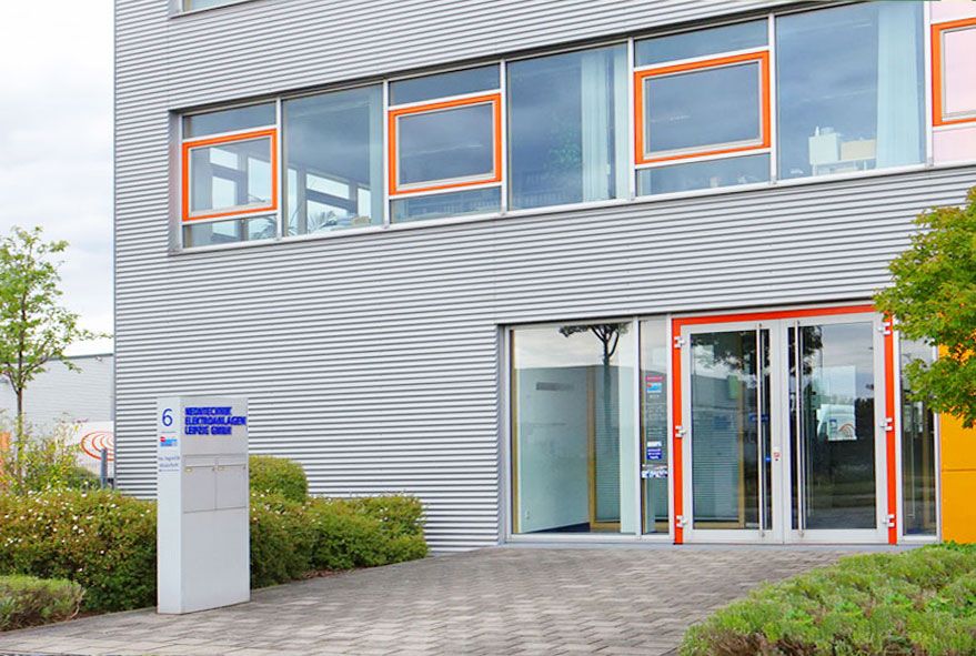 Als Säule mit Firmenlogo - online bestellbare - zeitlose und klassische Briefkastenanlage