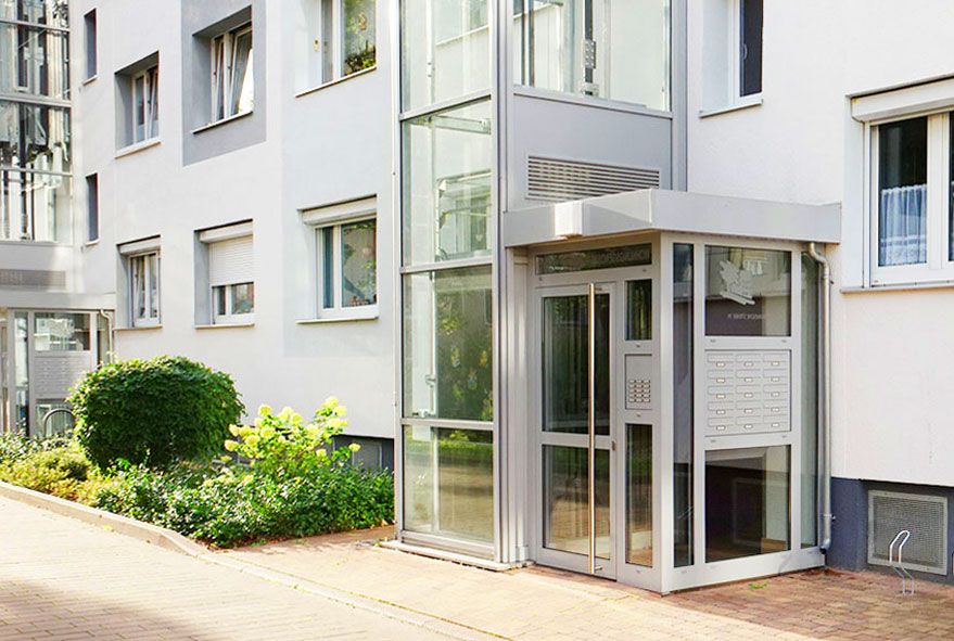 Als zentrales Designelement an Gebäuden Briefkastenanlagen verwenden welche Stil und Funktion kombinieren