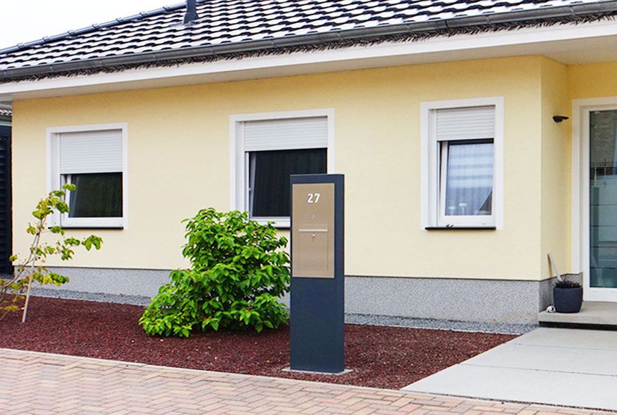 Am Fußweg einzementierte hochwertige Säulenbriefkästen mit Hausnummer