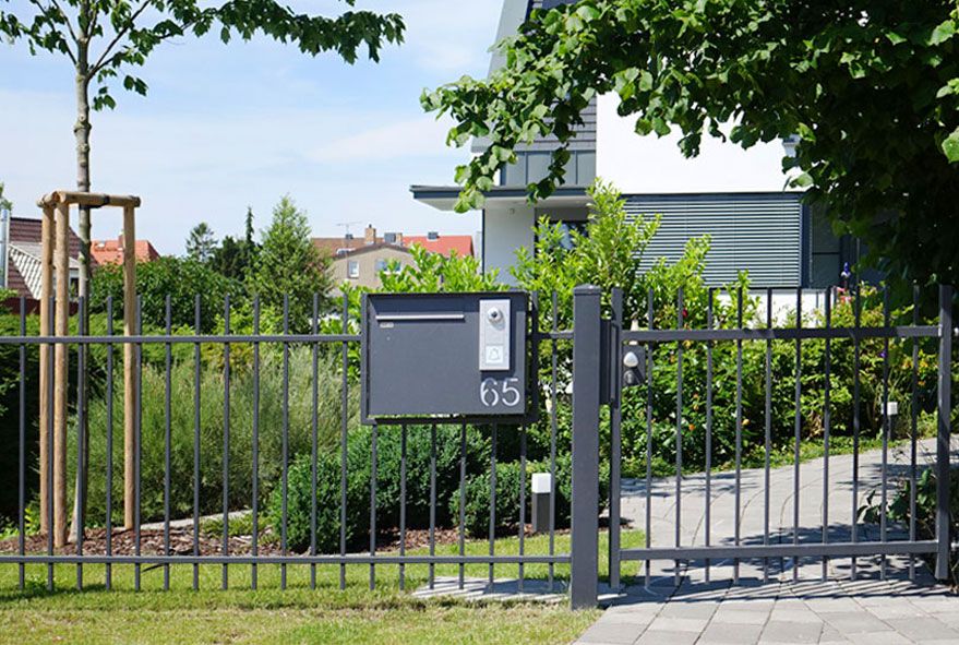 Am Stabmattenzaun kommen lackierte Briefkastenanlagen als auch Anlagen aus Edelstahl zum Einsatz
