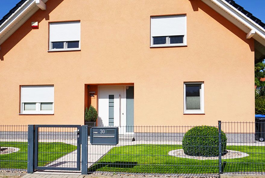 Am Zaun - am Hoftor oder an der Gartentür ist die Montage von Zaunbriefkästen schnell und einfach realisierbar