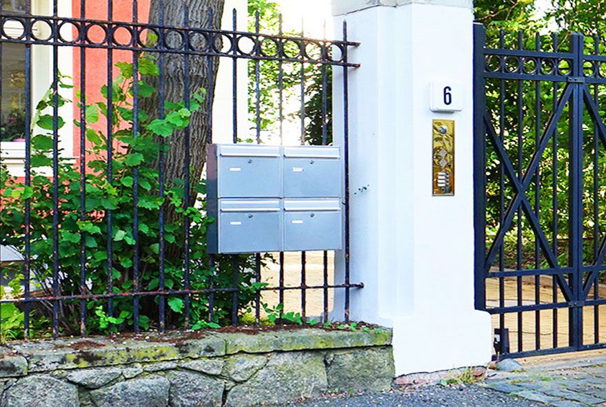 Am Zaun können ebenfalls preisgünstige Vierer-Briefkastenanlagen angebracht werden welche farblich zur Umgebung passen