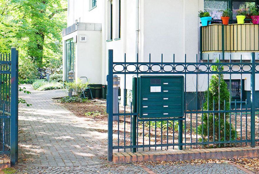 Am Zaunfeld aufgestellte Standbriefkastenanlage zum einbetonieren