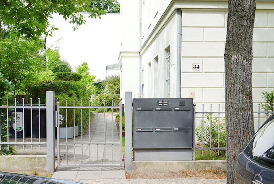 An Bürohochhäusern mit vielen kleineren Abteilungen angebrachte Briefkastenanlagen die aus zwei- oder mehreren Reihen zusammengesetzt sind