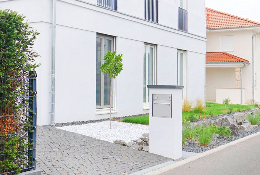 An der Grundstückseinfahrt installierte Briefkastenanlage mit einem Fach