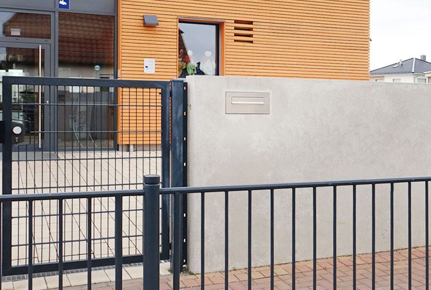 An der Grundstücksgrenze als Briefkastenanlage eine Einwurfblende aus Edelstahl verwenden