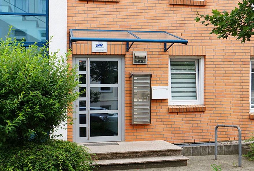 An der Hausfassade angebrachte Briefkastenanlagen können mit zusätzlicher Überdachung vor Witterung geschützt werden