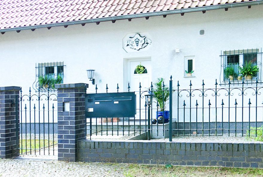 An einem Zweifamilienhaus kann eine robuste Briefkastenanlage auf verschiedene Weise anmontiert werden