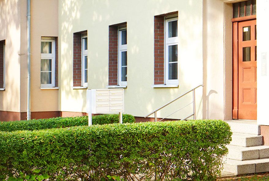 An modernen Mehrfamilienhäusern die Briefkastenanlage richtig positionieren