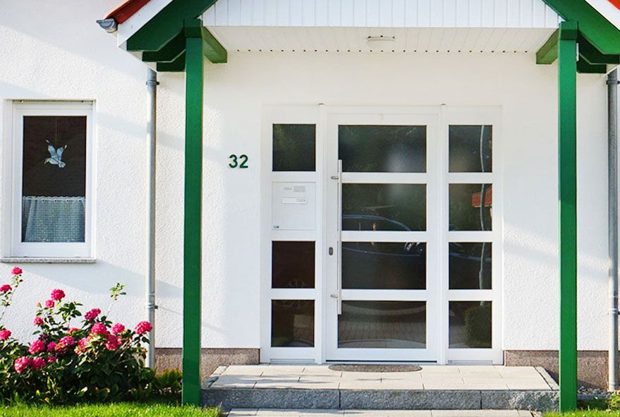 Anstelle einer Glasscheibe eine platzsparende Türseitenteil-Briefkastenanlage in die Tür einbauen
