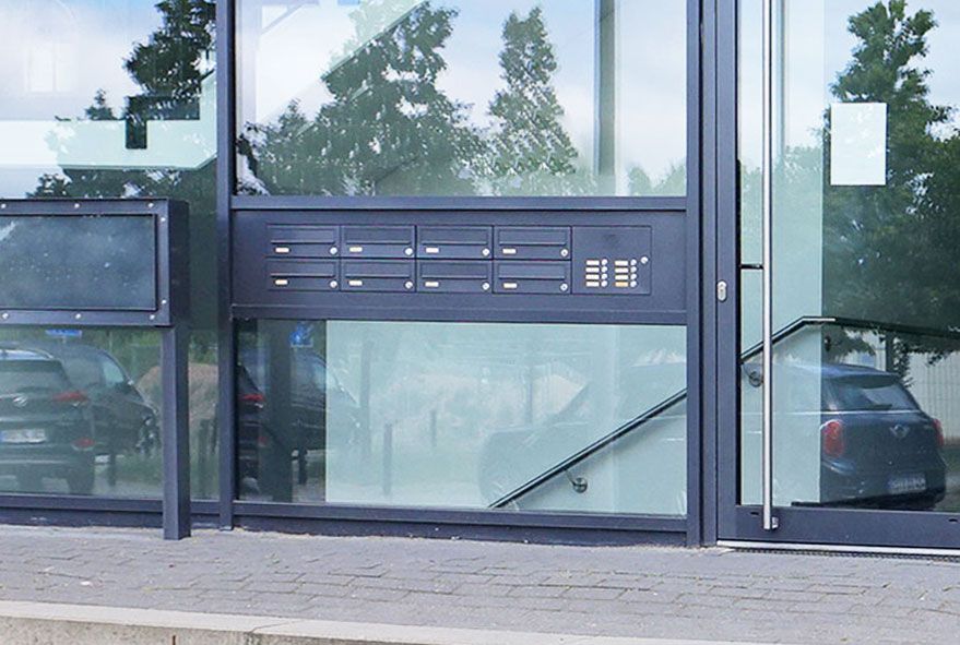 Anwälte und Kanzleien benötigen eine ausreichend große und repräsentative Briefkastenanlage