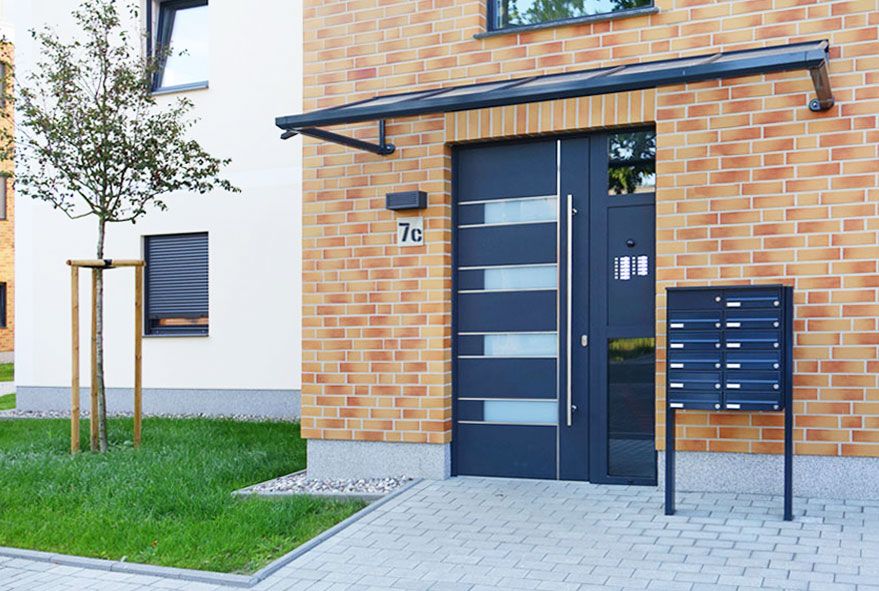 Auch die Kombination von Briefkastenanlagen - Vordach und Eingangstür können im selben Design und aus zueinander passenden Materialien sein