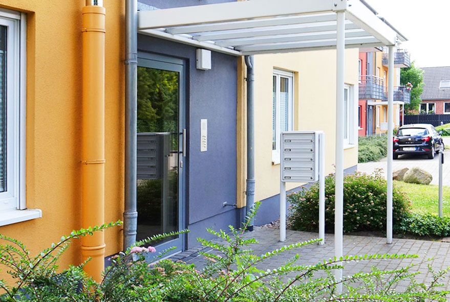 Auch die Überdachung des Eingangsbereiches schützt die Standbriefkastenanlage vor Wettereinflüssen