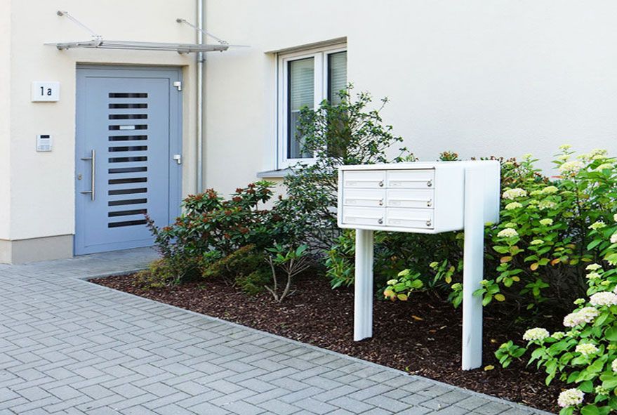 Auch größere Wurfsendungen finden in einer witterungsgeschützten Briefkastenanlage mit tiefen Postfächern Platz