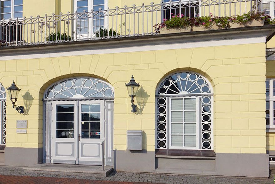 Auch historische Gebäude können mit einer Briefkastenanlage oder einem Postkasten im zeitlosen Design ausgestattet werden