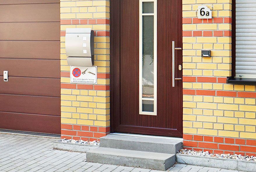 Auch moderne Wandbriefkästen mit Sichtfenster oder Wandbriefkastenanlagen sind online bestellbar
