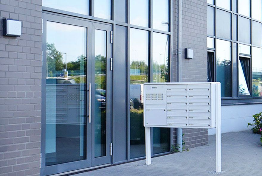 Auf 2 Standfüßen montierte Briefkastenanlagen und Briefkästen in modularer Bauweise zum einbetonieren