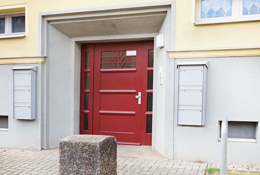Auf beiden Seiten am Hauseingang positionierbare Briefkastenanlagen in verschiedenen Varianten