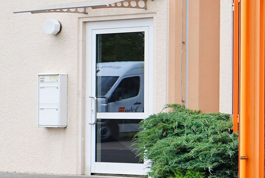Auf das Mauerwerk oder die Außenwand des Hauses beständige Briefkastenanlagen verwenden