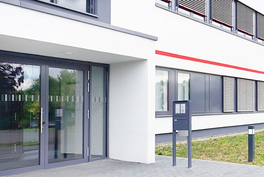 Auf dem Betonfundament oder dem Pflaster befestigte Außenbriefkastenanlagen