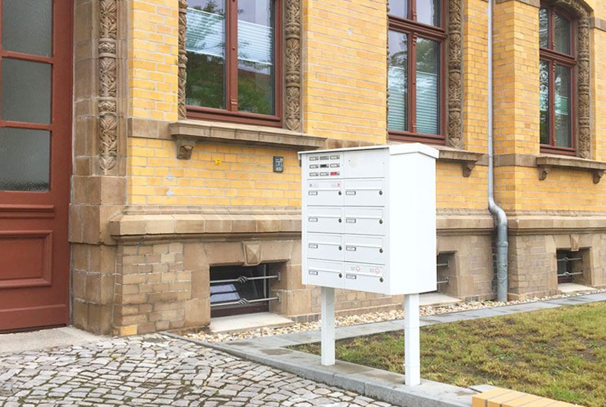 Auf Mauersockel oder anderen vorhandenen Bauelementen Großbriefkastenanlagen stehend montieren