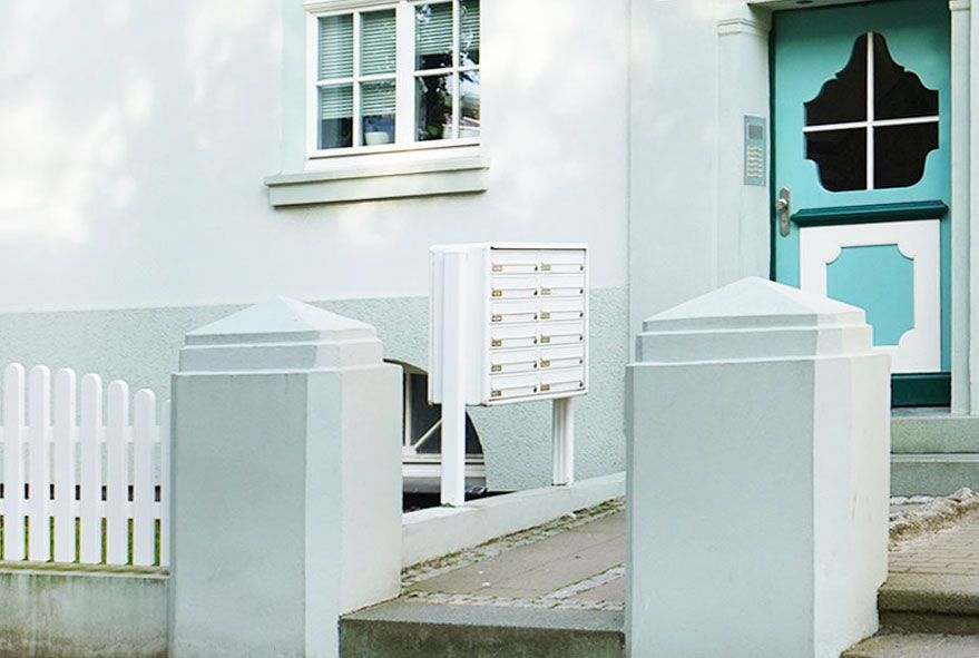 Auf Sockel oder Mauer installierte stabile Ständerbriefkastenanlage