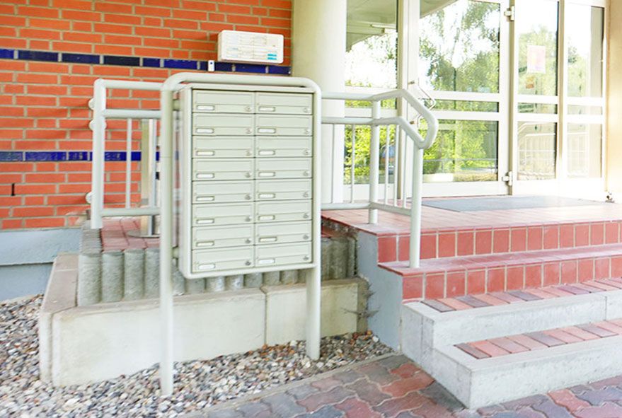 Aufstellen einer sicheren Briefkastenanlage oder Postkasten mit Funktionsmodul im klassischen Design