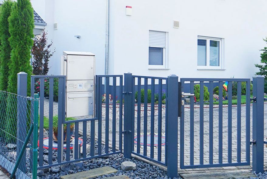 Aus Edelstahl gefertigte Briefkastenanlagen zur Aufstellung in Zaunaussparungen