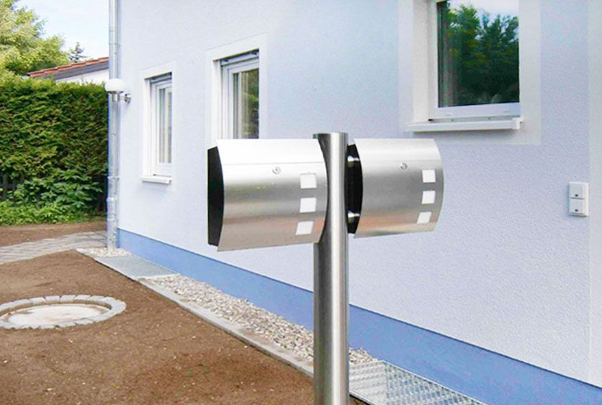 Aus Edelstahl gefertigter 2er Standbriefkasten im modernen Design zum aufschrauben oder einbetonieren