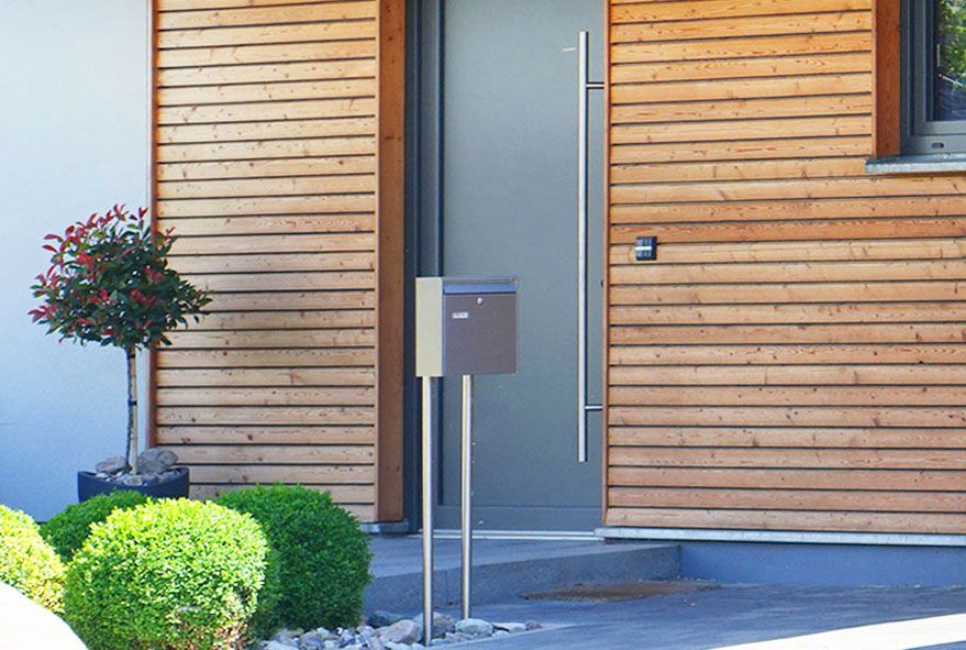 Aus Edelstahl gefertigter Standbriefkasten in einfacher Konstruktion und Design