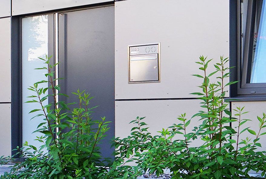 Aus hochwertigen Materialien produzierte Einzelbriefkästen und Briefkastenanlagen in stylischer und moderner Optik