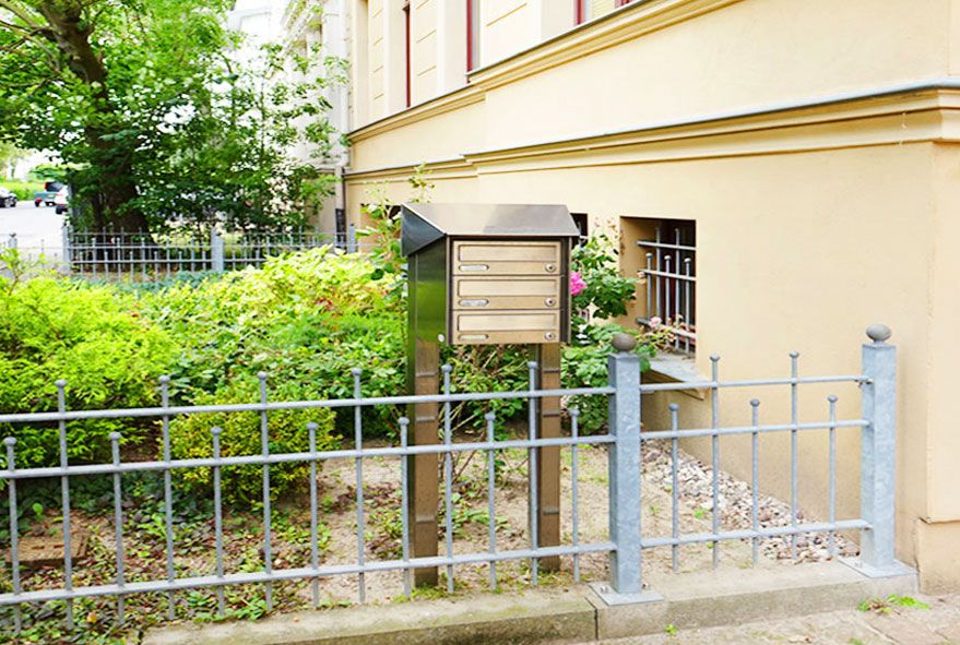 Aus massivem Edelstahl für den Vorgarten verwendbare Briefkastenanlagen im zeitlosen Design