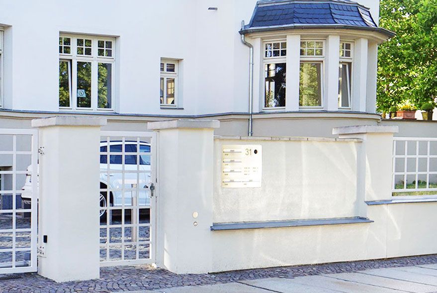 Aus veredelten Metallwerkstoffen angefertigte Briefkastenanlagen zum einbauen im besonderen Design