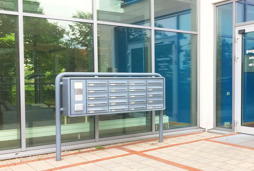 Aus verzinktem Stahl produzierte Mehrparteien-Briefkastenanlage als freistehende Lösung