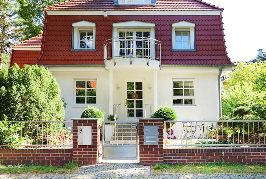 Aus wetterbeständigem Edelstahl gefertigte Briefkastenanlagen mit beschriftbarer Werbetafel kombinieren