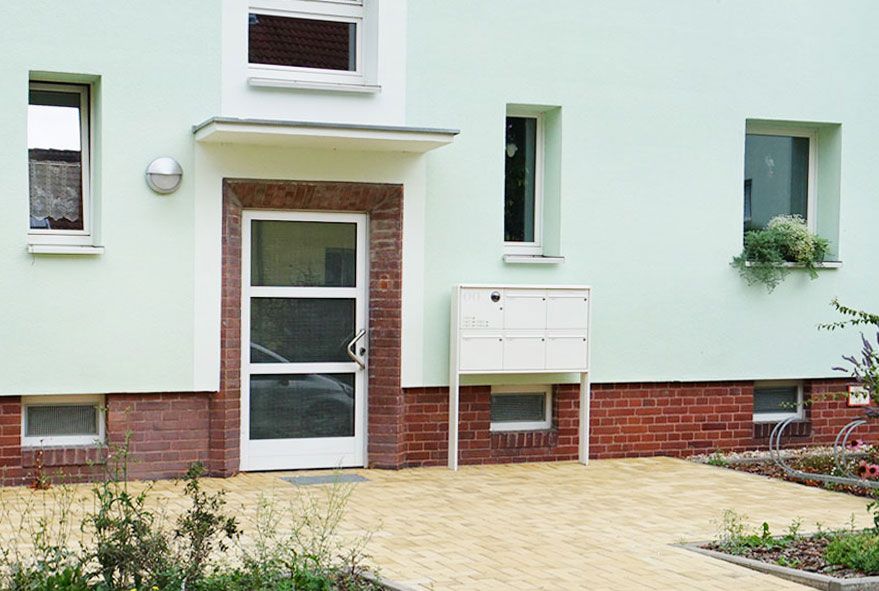 Aus witterungsbeständigen Komponenten zusammen gesetzte 5-Fach Standbriefkastenanlage