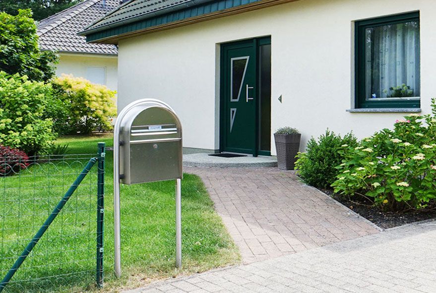 Ausreichend Platz für Post - Zeitungen und Kataloge ist in einem stabilen Standbriefkasten der einbetoniert oder aufgeschraubt werden kann