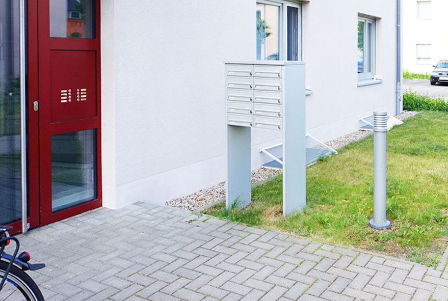 Außenleuchten und Briefkastenanlagen stilvoll miteinander kombinieren für Haus und Garten