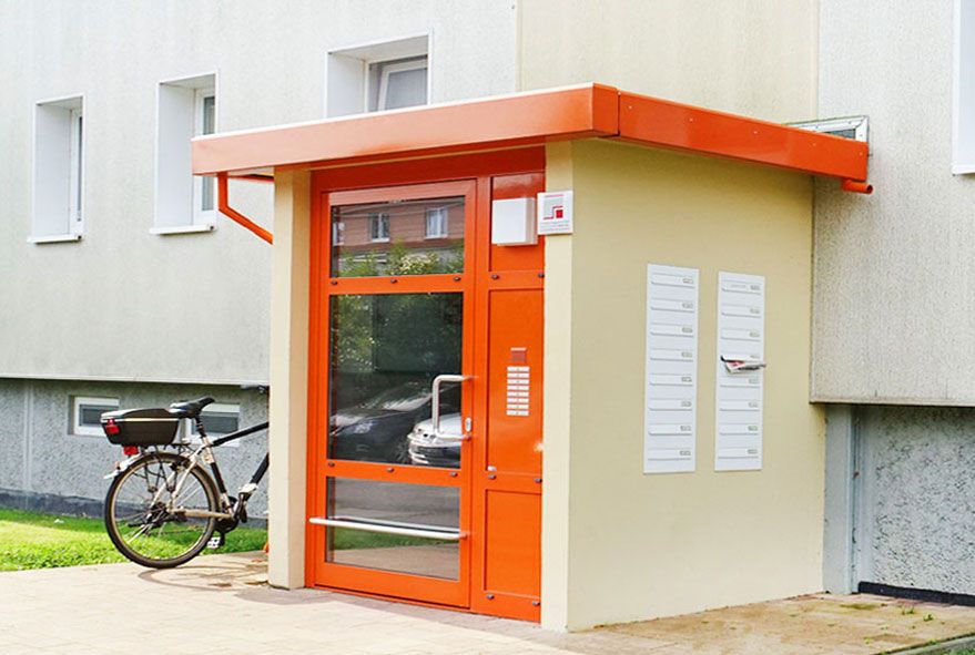 Außerhalb des Hauses aufgestellte Briefkastenanlagen sind für Zusteller besonders gut erreichbar