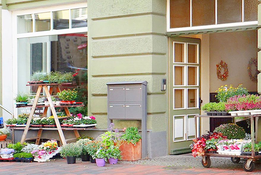 Bauliche Gegebenheiten können es erforderlich machen eine freistehende Briefkastenanlage mit einer geringe Postkastentiefe aufzustellen