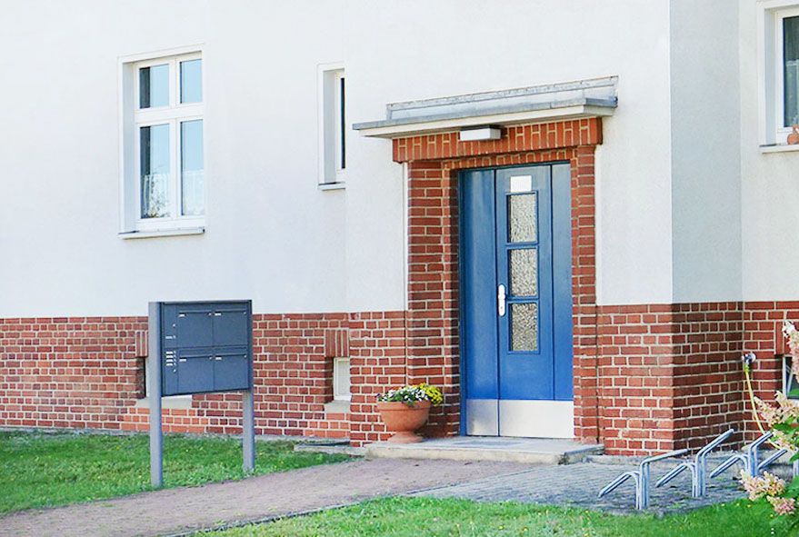 Bauliche Gegebenheiten und Vorgaben bei der Wahl der Briefkastenanlagen und Einzelbriefkästen ausreichend berücksichtigen