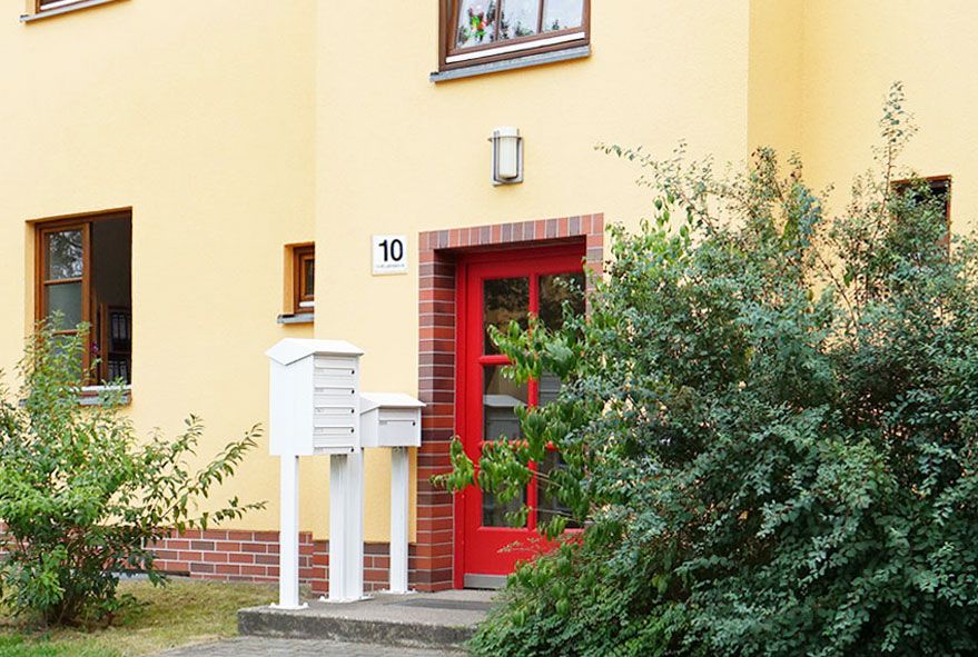 Bauweise einer Briefkastenanlage die verteilt auf mehrere Briefkastenfächer platzsparend ist