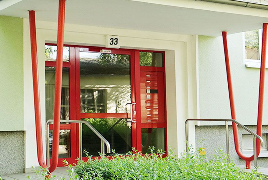 Bei Altbausanierungen werden häufig zeitgemäße Briefkastenanlagen nachgerüstet