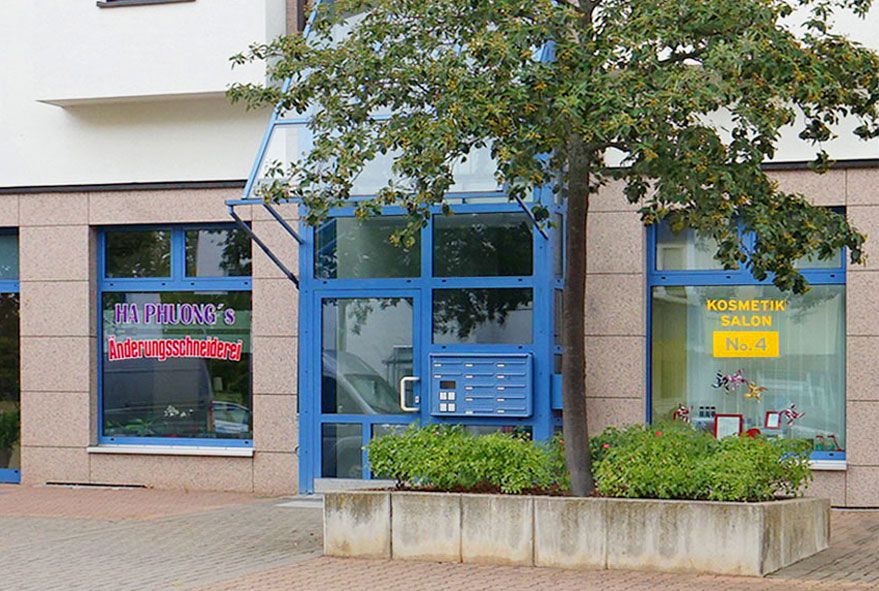Bei begrenztem Montageplatz im Außenbereich des Hauses eignen sich unterschiedliche Briefkastenanlagen und Einzelkästen