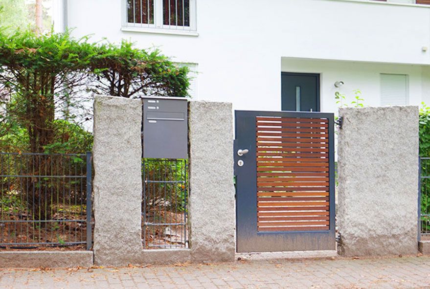 Bei den neuen Briefkastenanlagen ist Schutz vor Nässe und trockene Post wichtig